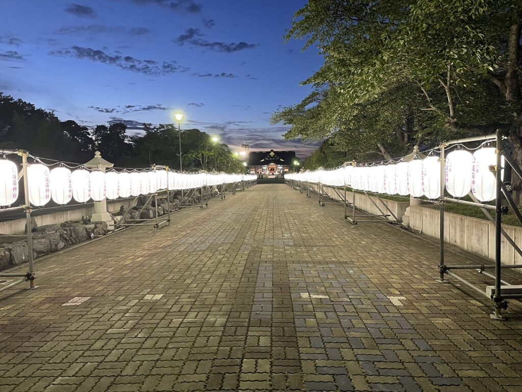 山形県護国神社平和のご献灯設営工事画像