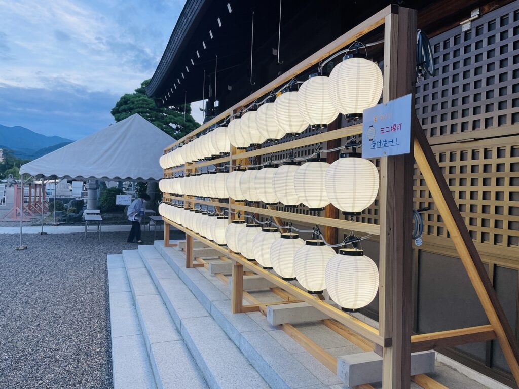 山形県護国神社平和のご献灯設営工事画像