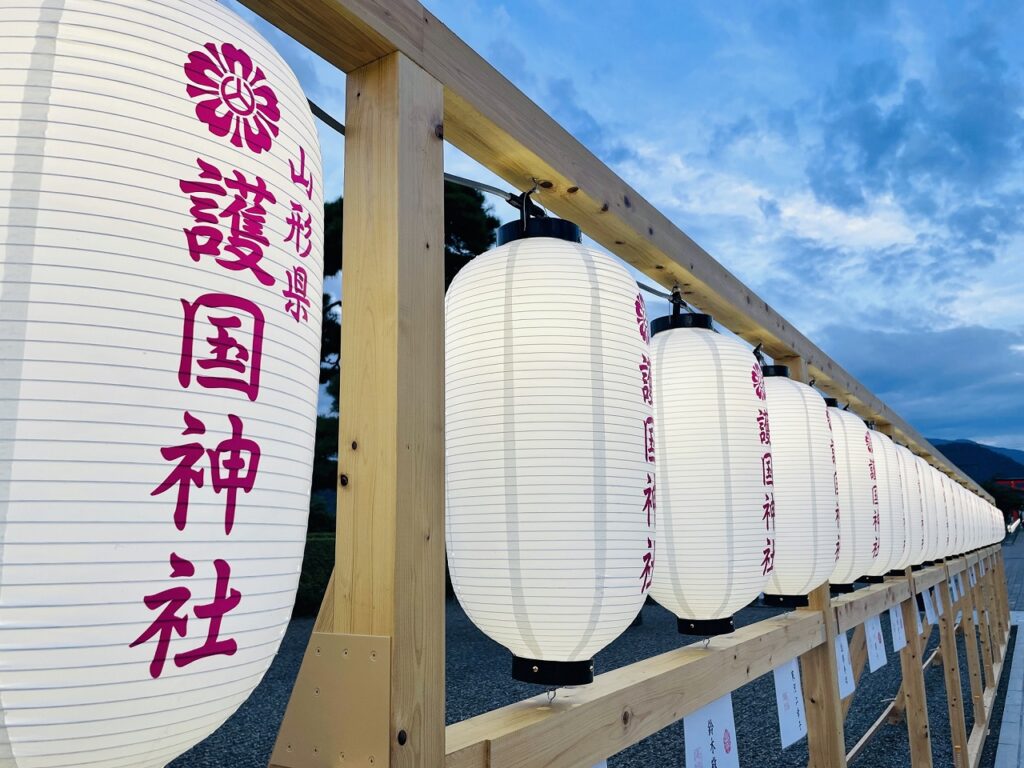山形県護国神社平和のご献灯設営工事画像