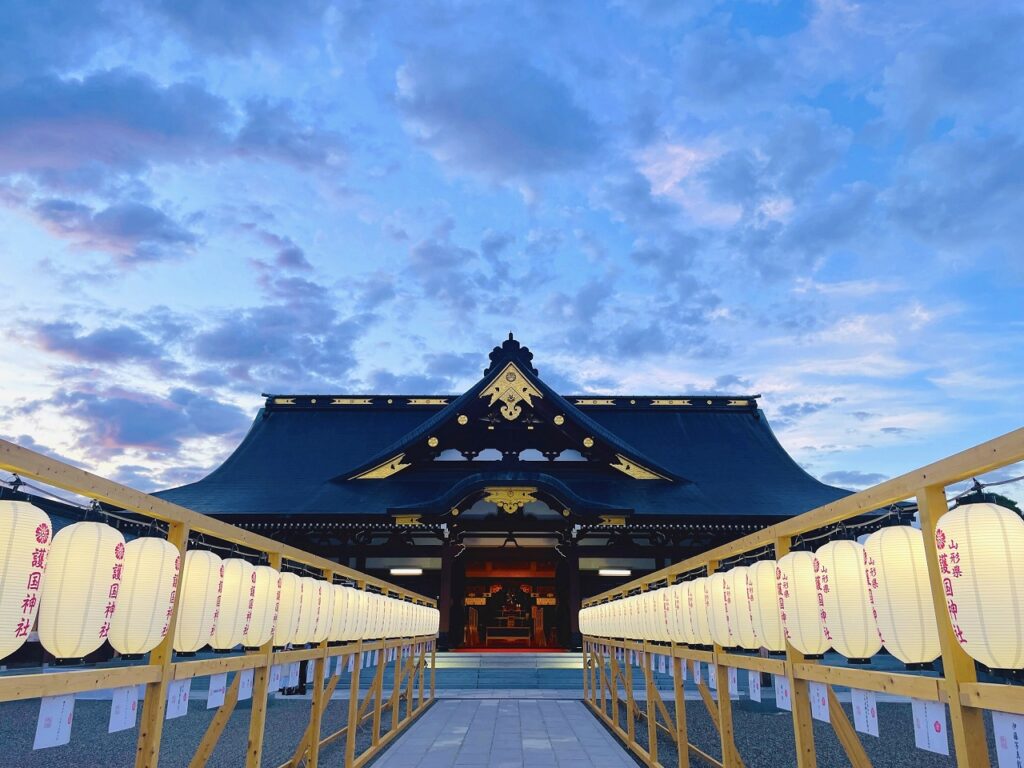 山形県護国神社平和のご献灯設営工事画像