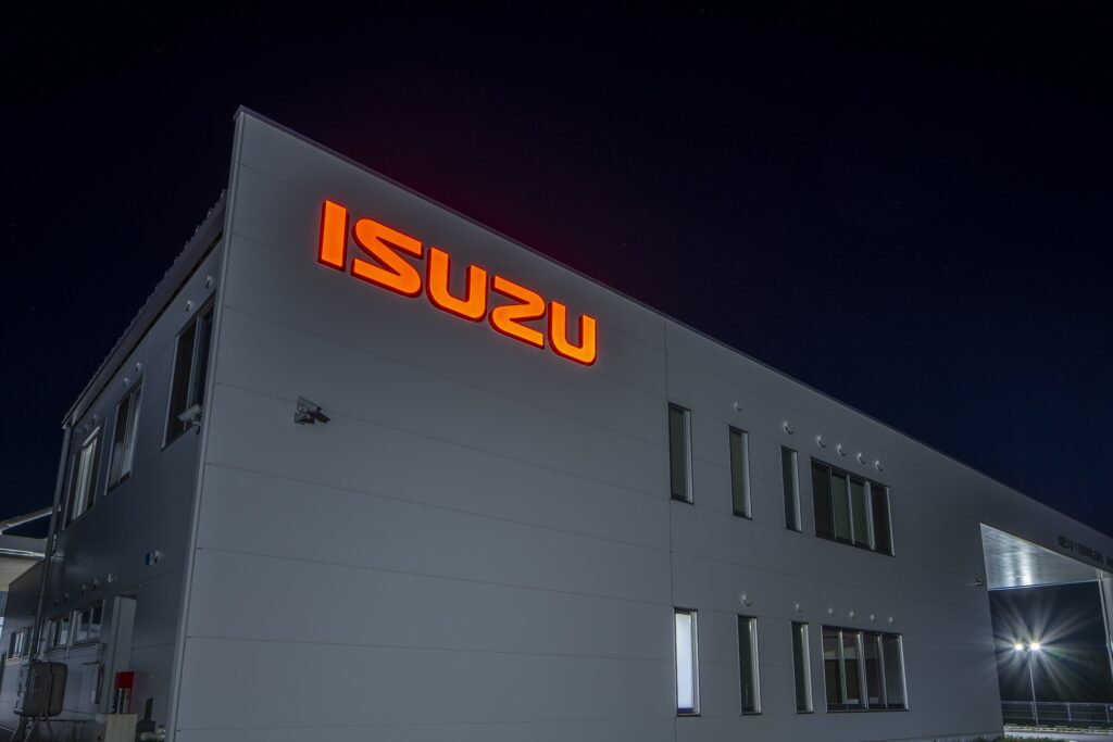 山形いすゞ自動車様屋外看板画像