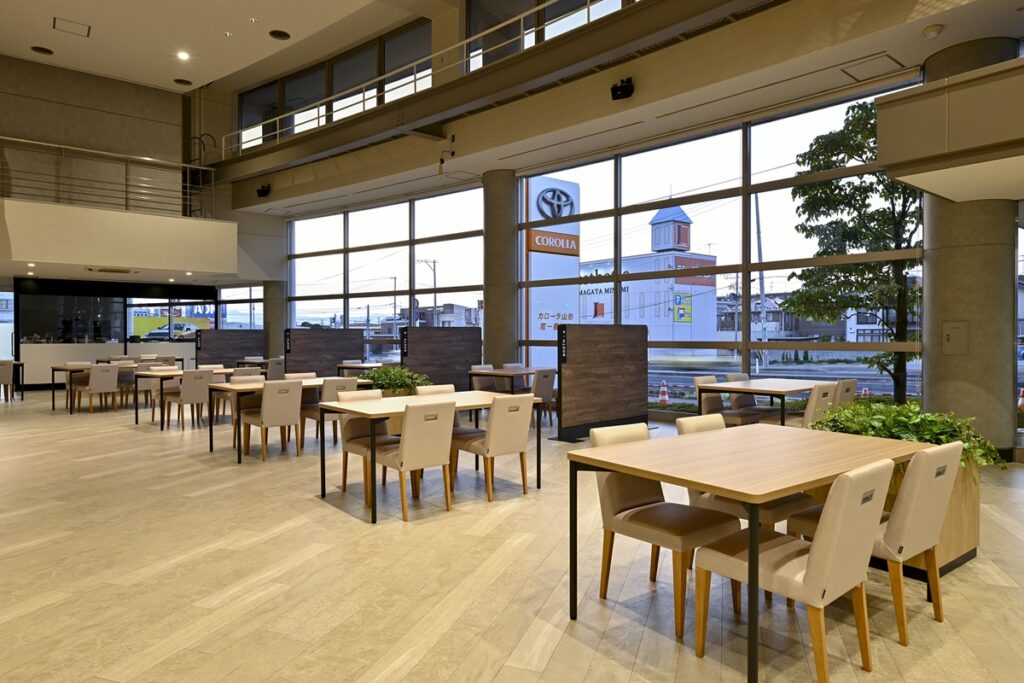 トヨタカローラ山形南一番町店様リニューアル内装写真